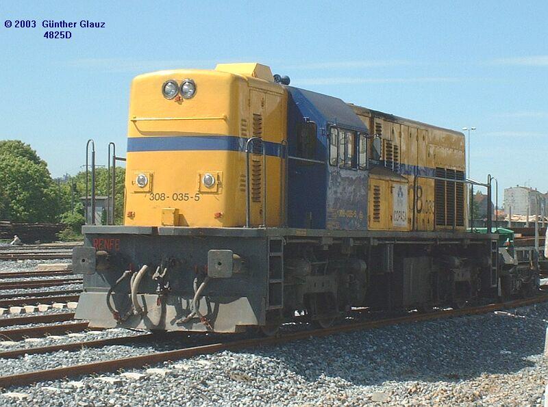 308 035 am 08.05.2003 im Bahnhof Santiago de Compostela.