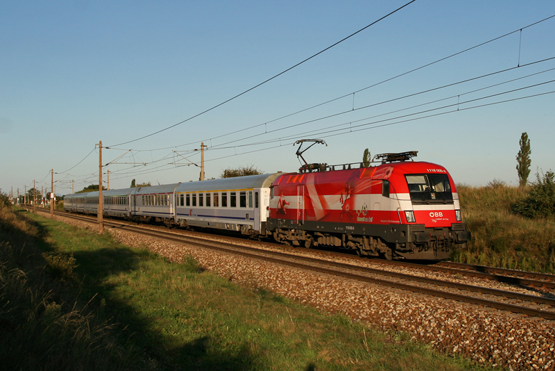 30.8.08 In der Fahrplanperiode 2007/08 waren die EC 102-105 noch in der Hand der Tauri. Eine der Ungarnloks wie �sterreich, Frankreich oder Griechenland anzutreffen war eher die Seltenheit, aber nicht unm�glich! 1116 005 am EC 105 von Warschau nach Wien S�dbahnhof Ostseite.