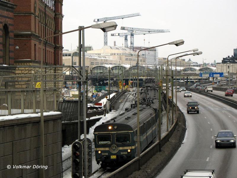 3088 hat soeben Stockholm Central als Pendeltag (S-Bahn) S 230 nach Nynshamn frja verlassen und wird gleich unterirdisch verschwinden - 15.03.2006
