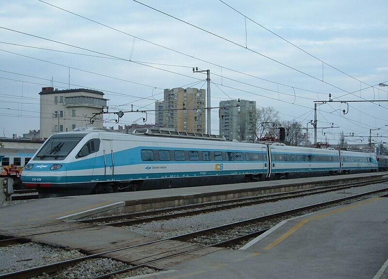 310-004 am 10.04.2006 im Hauptbahnhof Ljubljana.