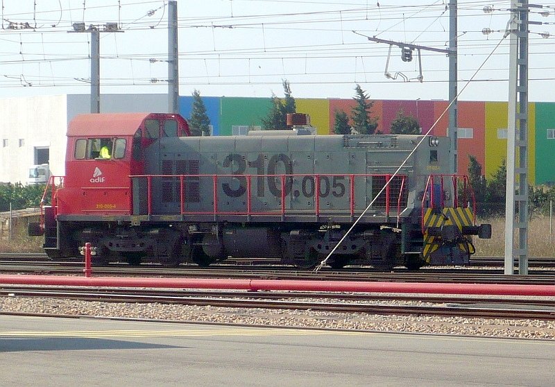 310.005 rangiert am 03.12.2007 im Container-Bahnhof Silla. 