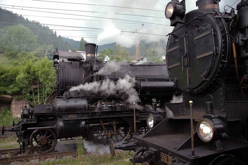 310.23 und 109.13 bei der Doppelausfahrt aus dem Bahnhof Spital am Semmering am 12.6.2005