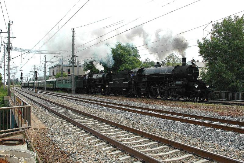 310.23 und 109.13 mit dem Dampfsonderzug R 16355 von Wien Sd nach Mrzzuschlag bei der Durchfahrt in Wien Atzgersdorf-Mauer