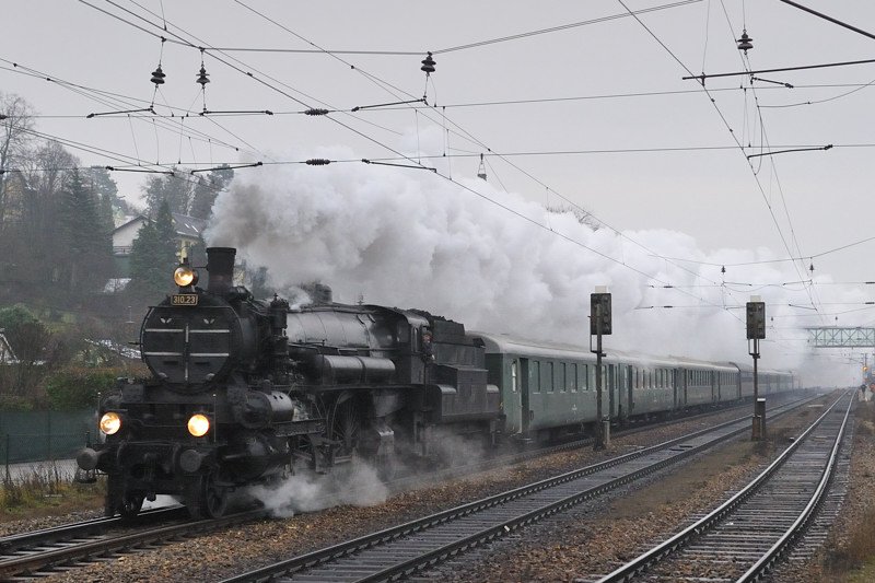 310.23 fuhr am 13.12.2008 mit dem SDZ R 16806 von Wien nach Linz. Hier um 08:26 bei der Durchfahrt in Tullnerbach-Pressbaum.