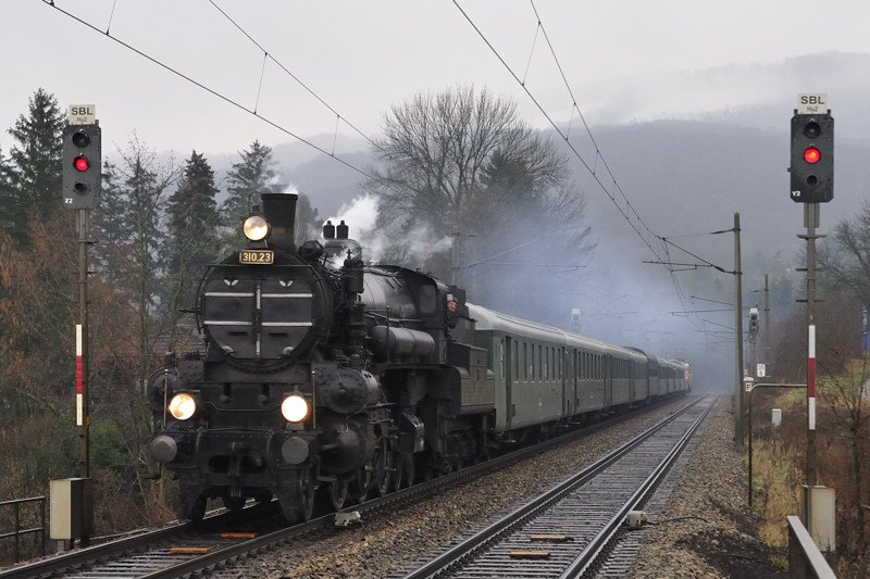 310.23 fuhr am 13.12.2008 mit dem SDZ R 16806 von Wien nach Linz. Hier um 08:57 bei der Durchfahrt in Hofstatt.