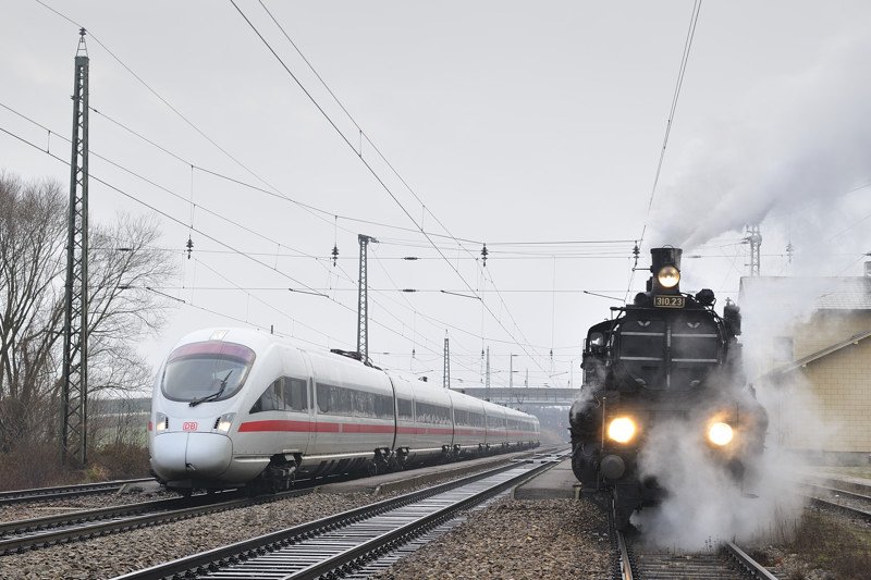 310.23 fuhr am 13.12.2008 mit dem SDZ R 16806 von Wien nach Linz. Hier um 09:15 bei ihrem Halt in Kirchstetten, wo sie gerade von ICE 28 �berholt wird.