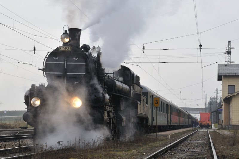 310.23 fuhr am 13.12.2008 mit dem SDZ R 16806 von Wien nach Linz. Hier um 09:12 bei ihrem Halt in Kirchstetten.