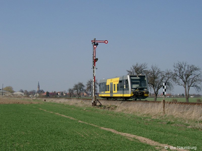 31.03.2004 Gehofen, KEG VT 3.17 f�hrt nach Naumburg. Ein Bild mit Geschichte. KEG pleite, Nebra-Artern abbestellt und der VT hat eine neue BLB-Werbung und DB-Beschriftung bekommen.