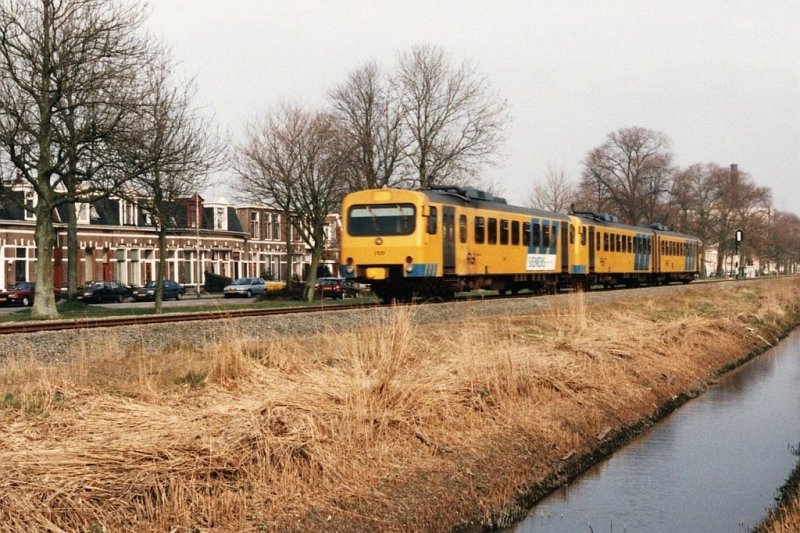3105 und 3224 mit Regionalzug 8656 Groningen-Leeuwarden in Leeuwarden am 14-3-1995. Bild und scan: Date Jan de Vries.