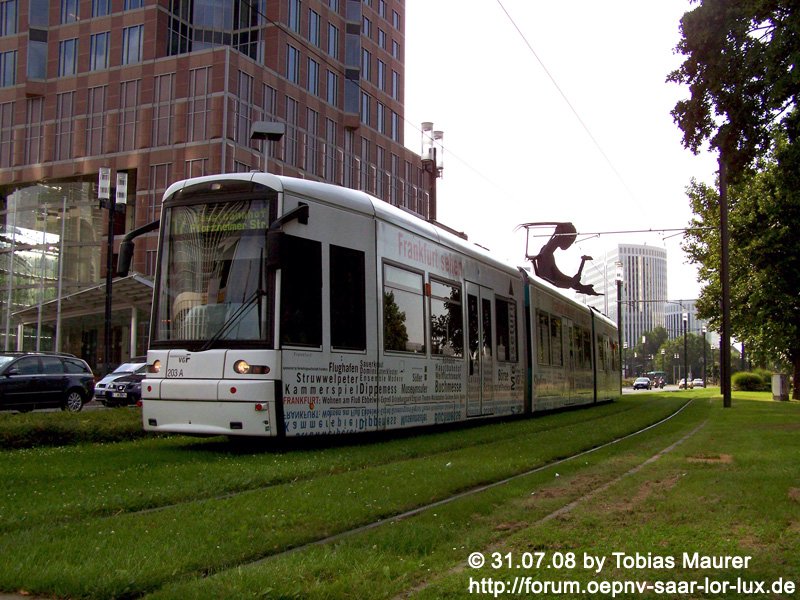31.07.08: S-Wagen 203 kommt gerade als Linie 17 vom Rebstockbad und fhrt in RIchtung Hauptbahnhof/Pforzheimer Strae. Der Wagen wirbt fr die Stadt Frankfurt, diese Werbung trgt er erfreulicher Weise von Anfang an.