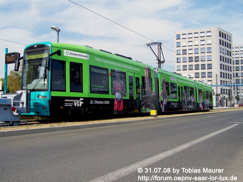 31.07.08: S-Wagen 217 steht am Rebstockbad, der Endstelle der Linie 17. Der Wagen wirbt fr den jhrlichen Euro City Marathon - und das bereits seit 2004. Die Werbung wird allerdings jhrlich aktualisert und fhrt dann wieder bis zum nchsten Termin durch die Stadt.
