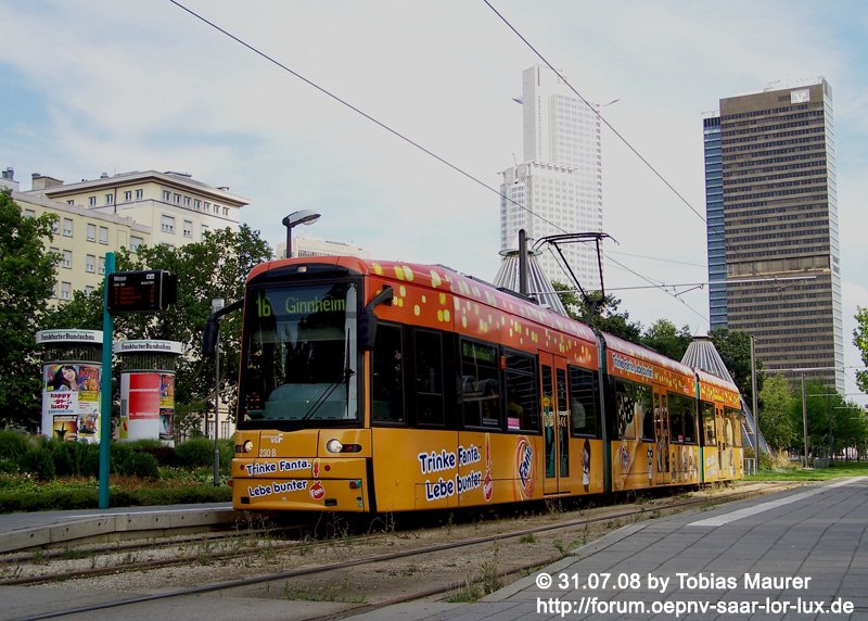 31.07.08: S-Wagen 230 befhrt die Linie 16 nach Ginheim. An der Station Festhalle/Messe konnte ich den Wagen mit seiner Fanta-Werbung ablichten.