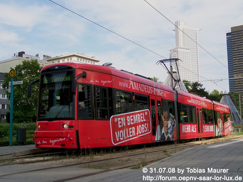 31.07.08: S-Wagen 235 befhrt die Linie 16 nach Ginnheim. An der Haltestelle Festhalle/Messe konnte den Wagen ablichten, welcher fr einen privaten Arbeitsvermittler wirbt. In Frankfurt wird man in Sachen Werbung immer kreavtiver, so gibt es dort inzwischen neben den bekannten Doorhngern schon halteschlaufen mit Werbung.