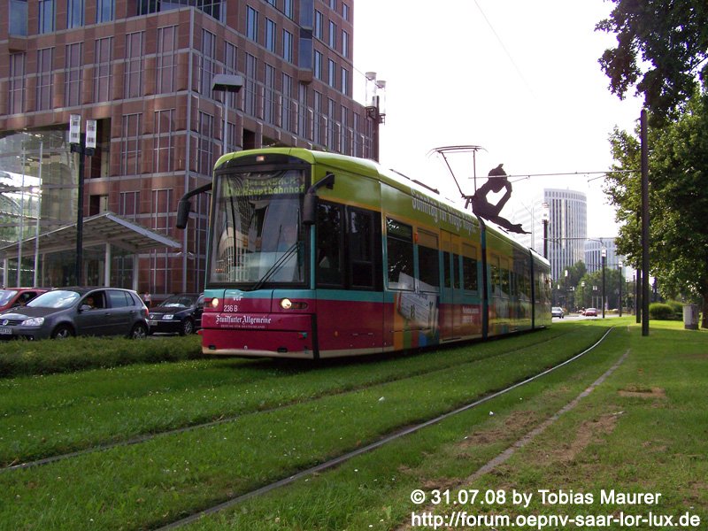 31.07.08: S-Wagen 236 mit seiner neuen Vollwerbung fr die Frankfurter Allgemeine Zeitung (FAZ). Auf der Linie 16 von Ginnheim kommend konnte ich ihn der Messe ablichten.