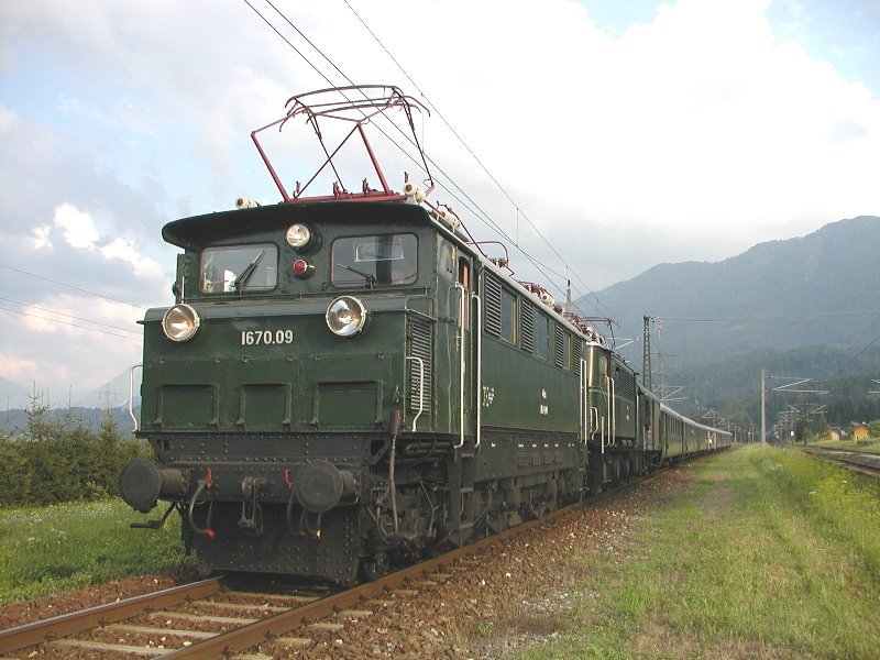 31.07.2005, 1670.09 und 1040.01 mit dem  Osttirol-Express  im verwachsenen Bahnhof Ledenitzen