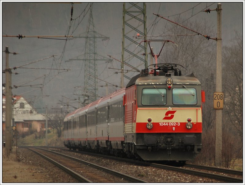 31.1.2008: Ein guter Tag beginnt mit einer wunderschnen Lok. 1044 092, die letzte schne 1044 im Schachbrettdesign, vor dem OEC 555 „SUPERFUND“ von Wien nach Graz, kurz vor Erreichen des Zielbahnhofes in Graz-Gsting aufgenommen.