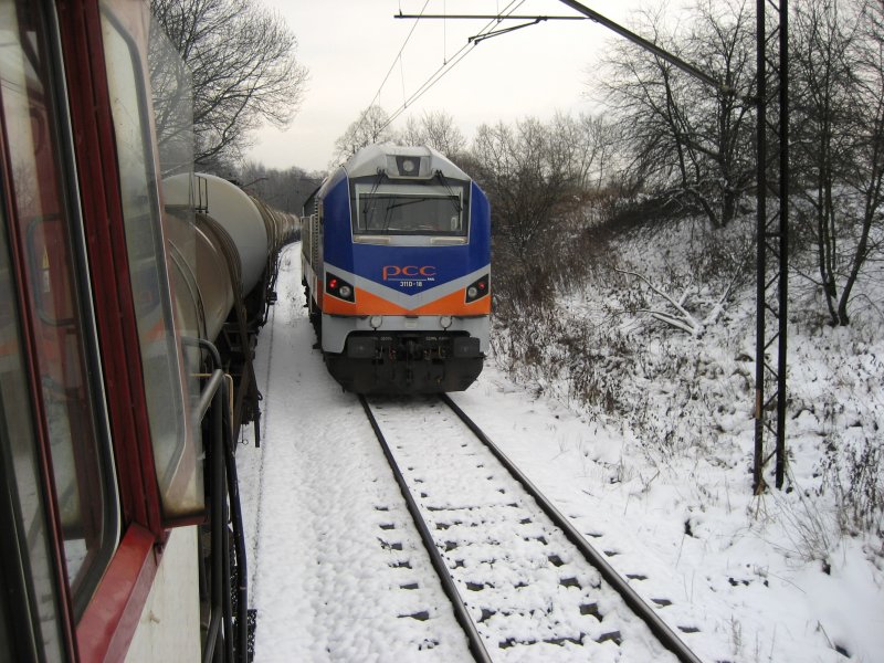 311D-18 fhrt in Richtung Szczakowa und wir fahren mit einem Kesselzug in Richtung Zawiercie. 25.11.2008.