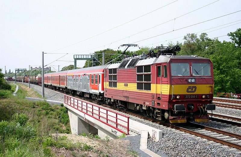 312 014-1 zog am 20.05.05 3 ehemalige Hallberstdter-Halbgepckwagen sowie eine weitere bunte Zusammenstellungen bei Dresden-Doberitz gen Tschechien.


