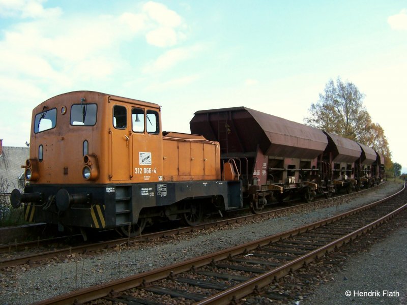 312 066-4 der, mir bis zum 07.10.2007 unbekannten Firma, Kley's Bau aus Erfurt, steht am besagtem Datum im Bahnhof Bad Brambach.
