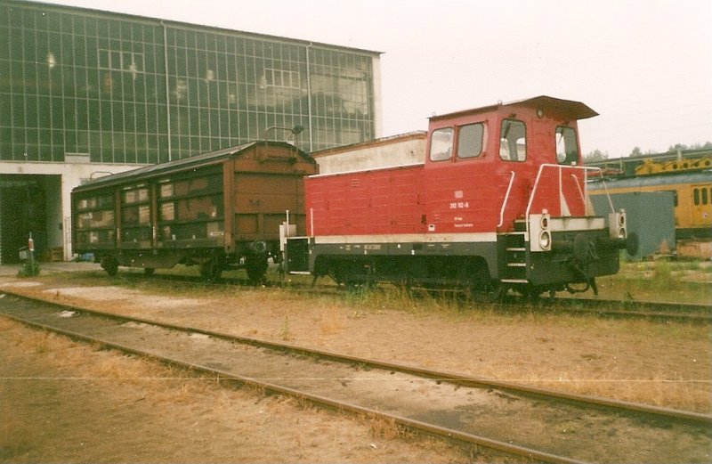 312 112 vom Bh Rostock Seehafen holt im Juli 1999 einen Gterwagen aus dem Ausbesserungswerk Neustrelitz ab.