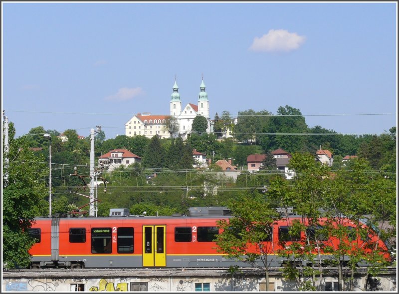 312-113-4 ein dreiteiliger Desiro nach Zidani Most fhrt aus dem Bahnhof Celje aus. Im Hintergrund steht die St.Josefskirche, die im Jahre 1680 erbaut wurde, als Dank der Brger Celjes an den Heiligen, der die Pest aus der Stadt vertrieb.(14.05.2008)