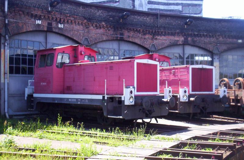 312 145-6 und 312 233-0 vom Eisenbahnverein  Hei Na Ganzlin  stehen aufgrund von Vorbereitungen zum 1. Bw-Fest in Berlin-Lichtenberg vor dem Lokschuppen.