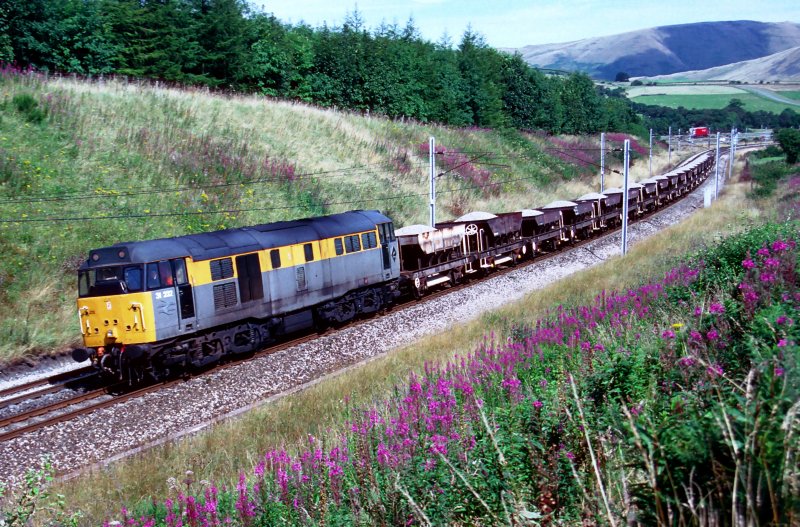 31232 mit einem Schotterzug bei Lowgill am 17. August 1993.