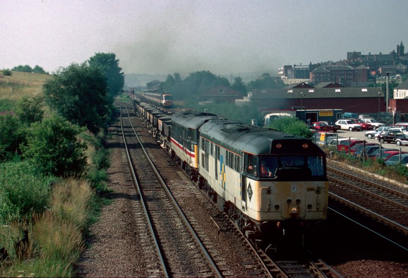 31294 und 31407 mit einem Schotterzug bei Chesterfield am 14. Juli 1994.