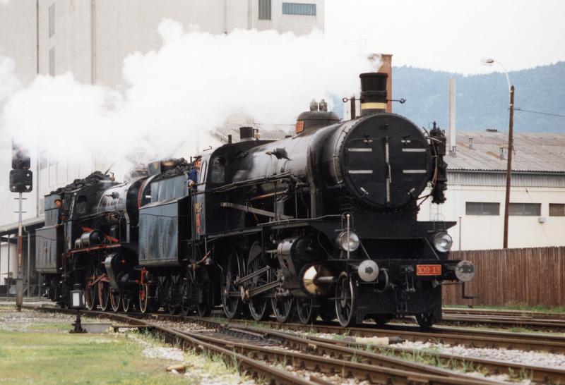 31.5.1992: 109.13 und ihre Schwester 03.002 (ex 109.38) machen sich anllich des Bahnhofsfestes am Graz-Kflacherbahnhof zu ihrer ersten Sonderfahrt bereit
