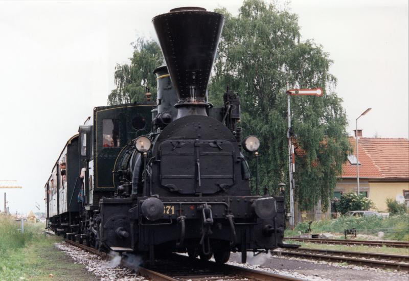 31.5.1992 - GKB 671 zieht anlsslich des Bahnhofsfestes einen Sonderzug - hier bei der Einfahrt in den Bahnhof Strassgang