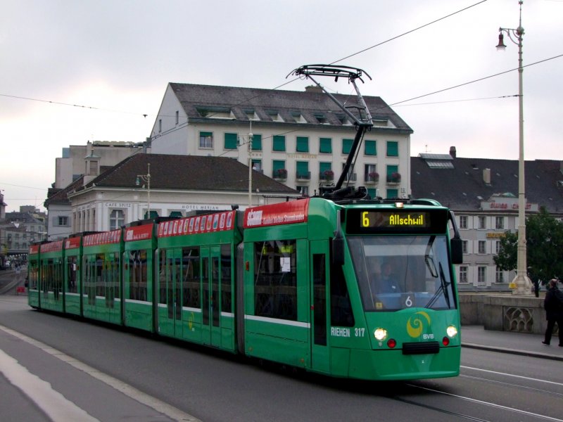 317 Linie6 mit Zielanzeige Allschwil am hchsten Punkt der Mittleren Rheinbrcke; 080901(07:12)