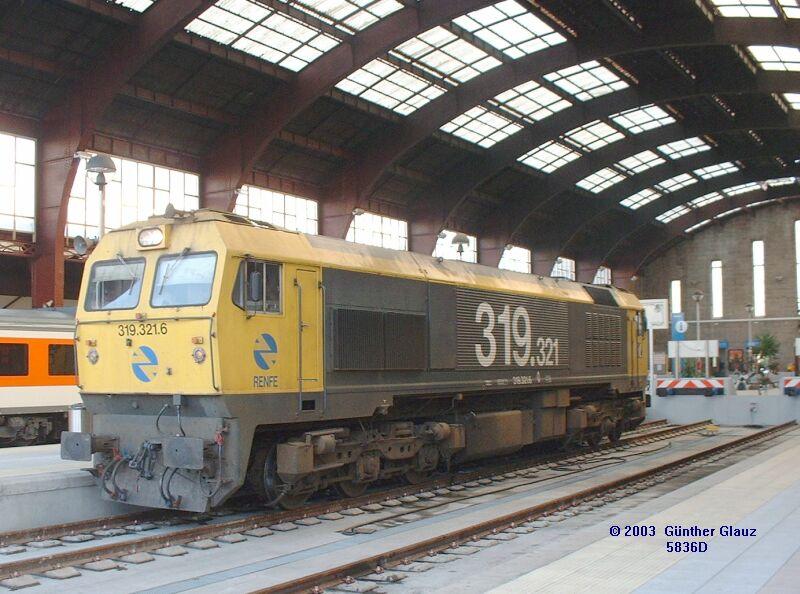 319.321 am 20.09.2003 im Bahnhof A Coruna. Zuerst dachte ich, die Lok hat seitlich und an der Stirnseite unterschiedliche Lok-Nummern, bei genauer Betrachtung merkte ich, da bei der Stirnseiten-Nr. die Computer-Prfnummer hinzugefgt ist, wie bei uns auch blich.