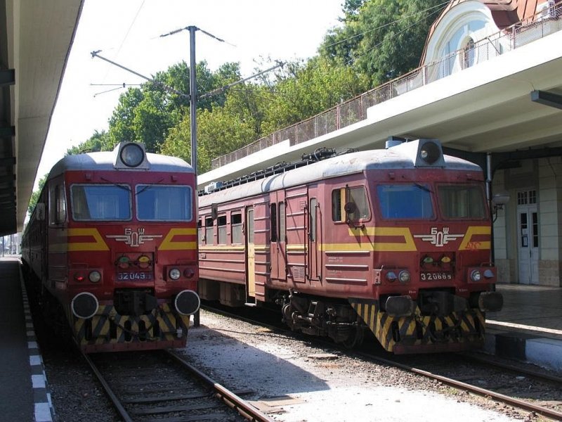 32 049 9/32 050 7 und 32 068 9/32 067 1 auf Bahnhof Burgas (Бургас) am 19-08-2006.
