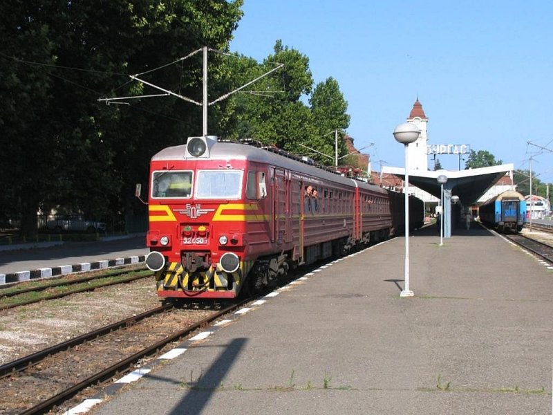 32 050 7 + 32 049 9 mit Zug 80256 Burgas-Karnobat (Бургас-Карнобат) auf Bahnhof Burgas (Бургас) am 19-08-2006.