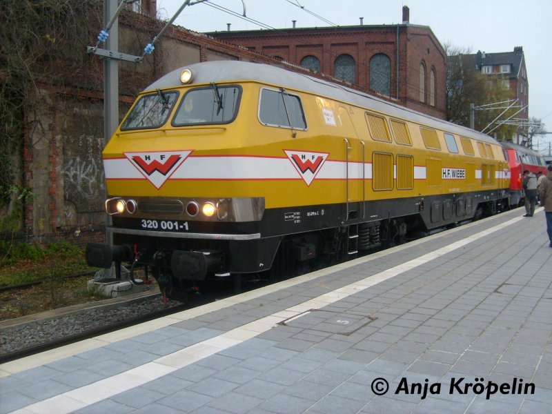 320 001 in Lbeck Hbf zum Bahnhofsfest 