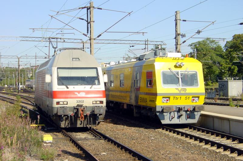 3202 neben Radarmesswagen im Bhf Helsinki, Semptember 2003