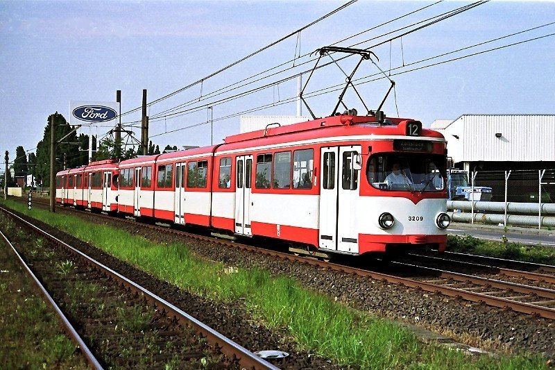 3209 + 3233 vor den Fordwerken in Niehl (17. Mai 2002)
