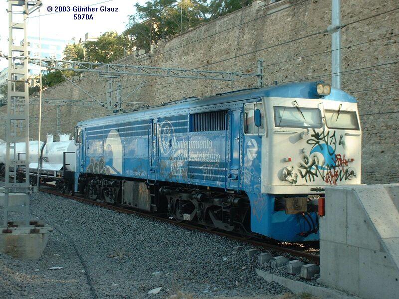 321-011-9 am 23.09.2003 im Hbf. Cadiz, ich hatte einige Mhe, die Lok-Nummer zu entziffern, Grafitie hatten wieder einmal ganze Arbeit geleistet.