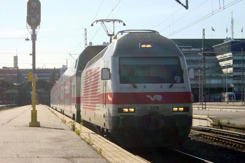 3211 bei der Ausfahrt in Helsinki mit Intercity am Haken, September 2003 