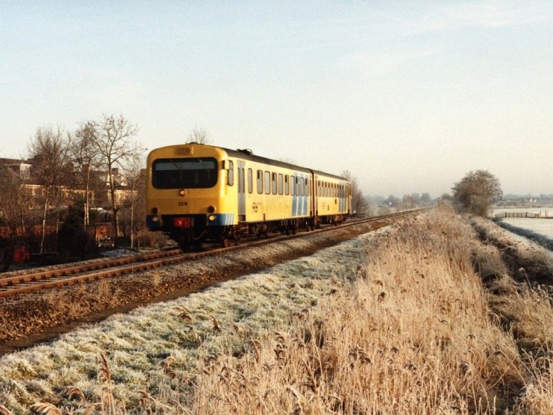 3216 mit Zug 8640 Groningen-Leeuwarden in Tytsjerk am 29-12-1992. Bild und scan: Date Jan de Vries. 