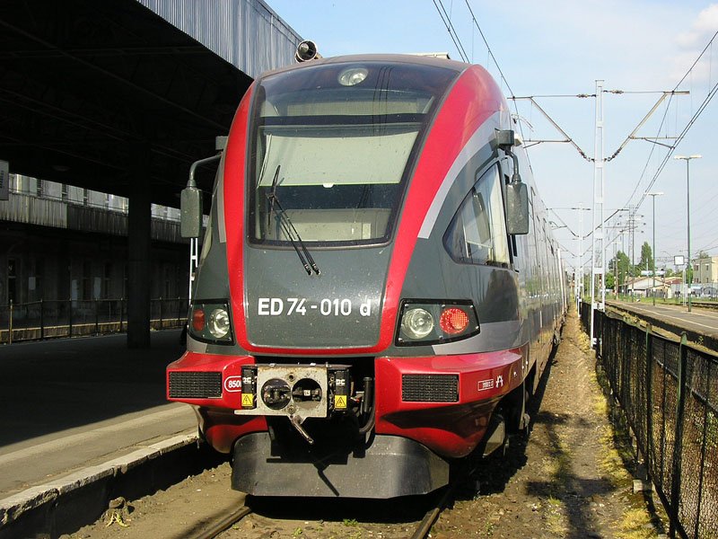 Łdź Fabryczna, ED74-10 als D-Zug aus Warszawa Wschodnia, 22.05.2008.

