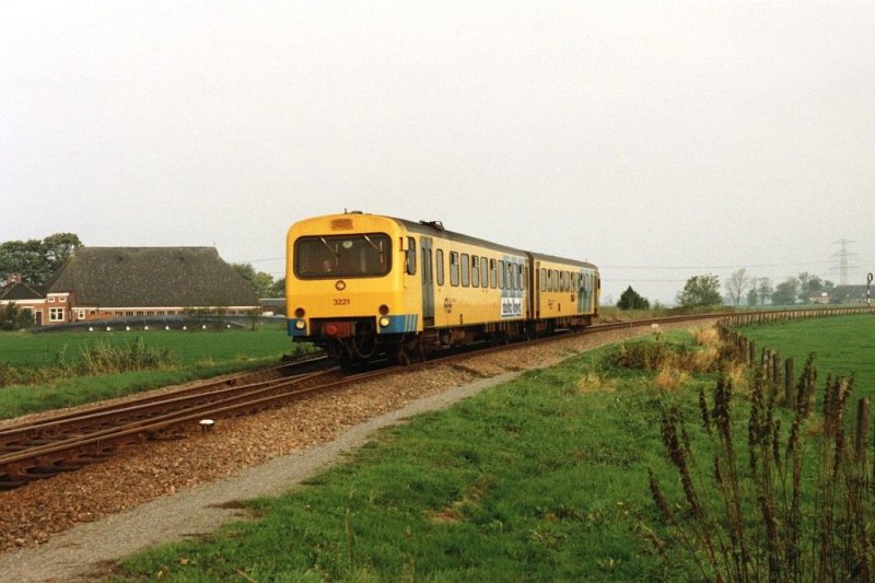 3221 mit Zug 8838 Delfzijl-Groningen in Sauwerd am 16-10-1991. Bild und scan: Date Jan de Vries. 