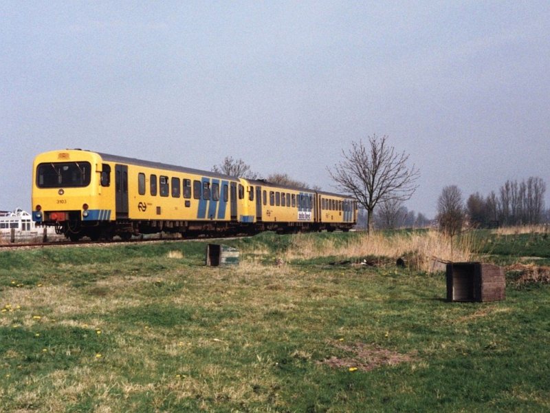 3224 and 3103 mit Sonderfahrt auf die Gterstrecke Leeuwarden-Stiens bei Jelsum am 11-4-1992. Bild und scan: Date Jan de Vries.