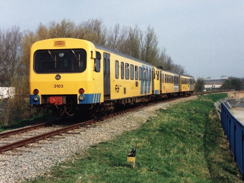 3224 and 3103 mit Sonderfahrt auf die Gterstrecke Leeuwarden-Stiens in Leeuwarden am 11-4-1992. Bild und scan: Date Jan de Vries.