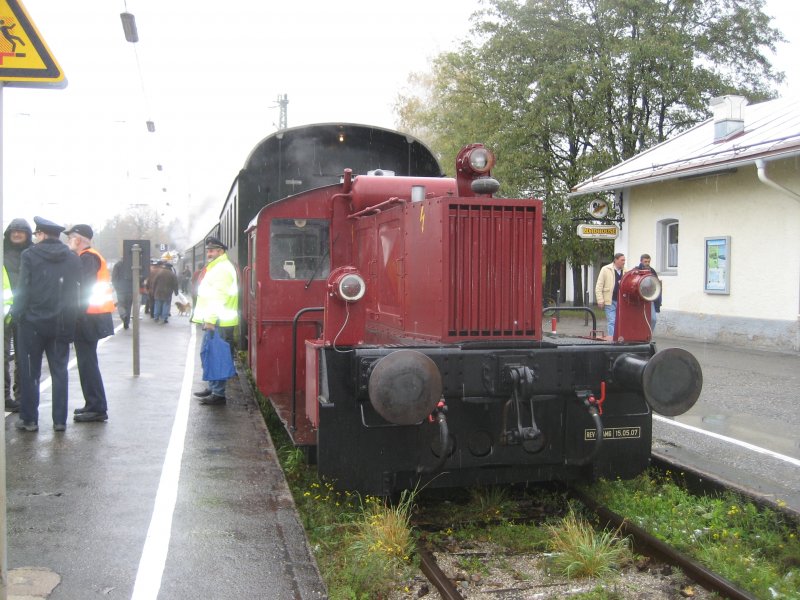 323 699 der Chiemgauer-Lokalbahn bei den Saisonabschlussdampffahrten
im Bahnhof Bad-Endorf.