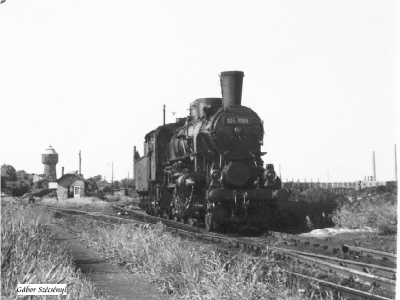 324 1588 in Budapest, 1973. Im Hintergrund ist das Gelnde des damaligen BWs - bzw. des heutigen Eisenbahnmuseums in Angyalfld mit dem Wasserturm zu sehen.