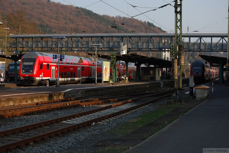 33 Minuten Marburg Hauptbahnhof (I). Gerade fhrt RE 4112 Frankfurt-Kassel auf  Gleis 5  ein. Rechts auf Gleis 1 steht noch RE 25020 aus Frankfurt und wird gleich auf die Abstellgleise gefahren. 03. April 2009, 18:20)
