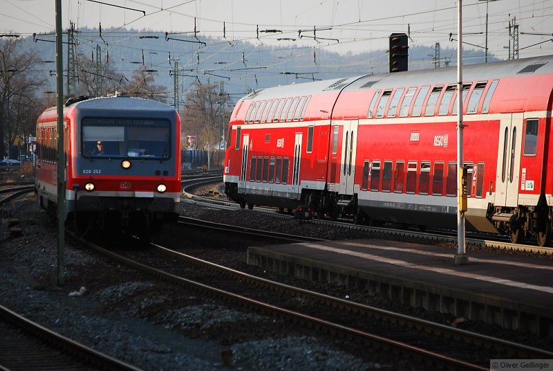 33 Minuten Marburg Hauptbahnhof (II). Genialer Fahrplan, RE 4112 verlt gerade den Bahnhof, whrend die Regionalbahn 23626 aus Erndtebrck ankommt. Die Verbindung nach Kassel ist planmig unmglich. (03. April 2009, 18:22) 