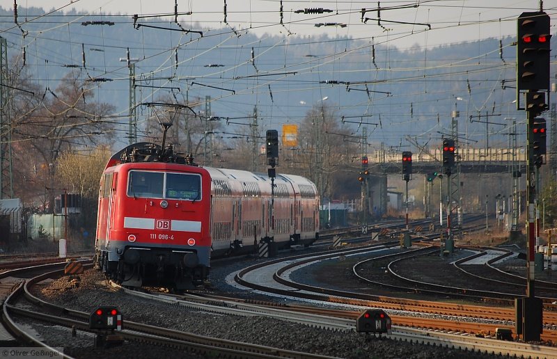 33 Minuten Marburg Hauptbahnhof (IV). 111 096-4 beschleunigt den RE nach Kassel krftig an der Nordausfahrt Marburg. (03. April 2009, 18:23)