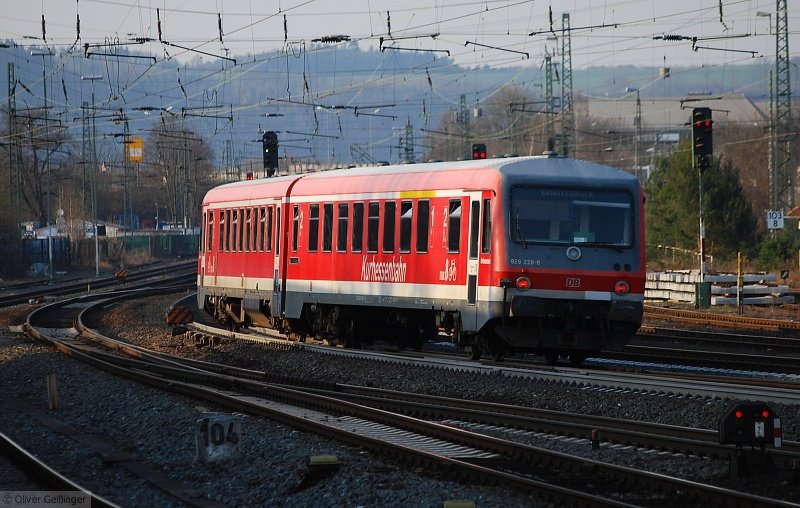 33 Minuten Marburg Hauptbahnhof (VII). RB 23636 mit 628 228-9 macht sich auf den Weg nach Erndtebrck. (03. April 2009, 18:25)